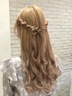 ヘアアレンジハイトーンウェーブロング